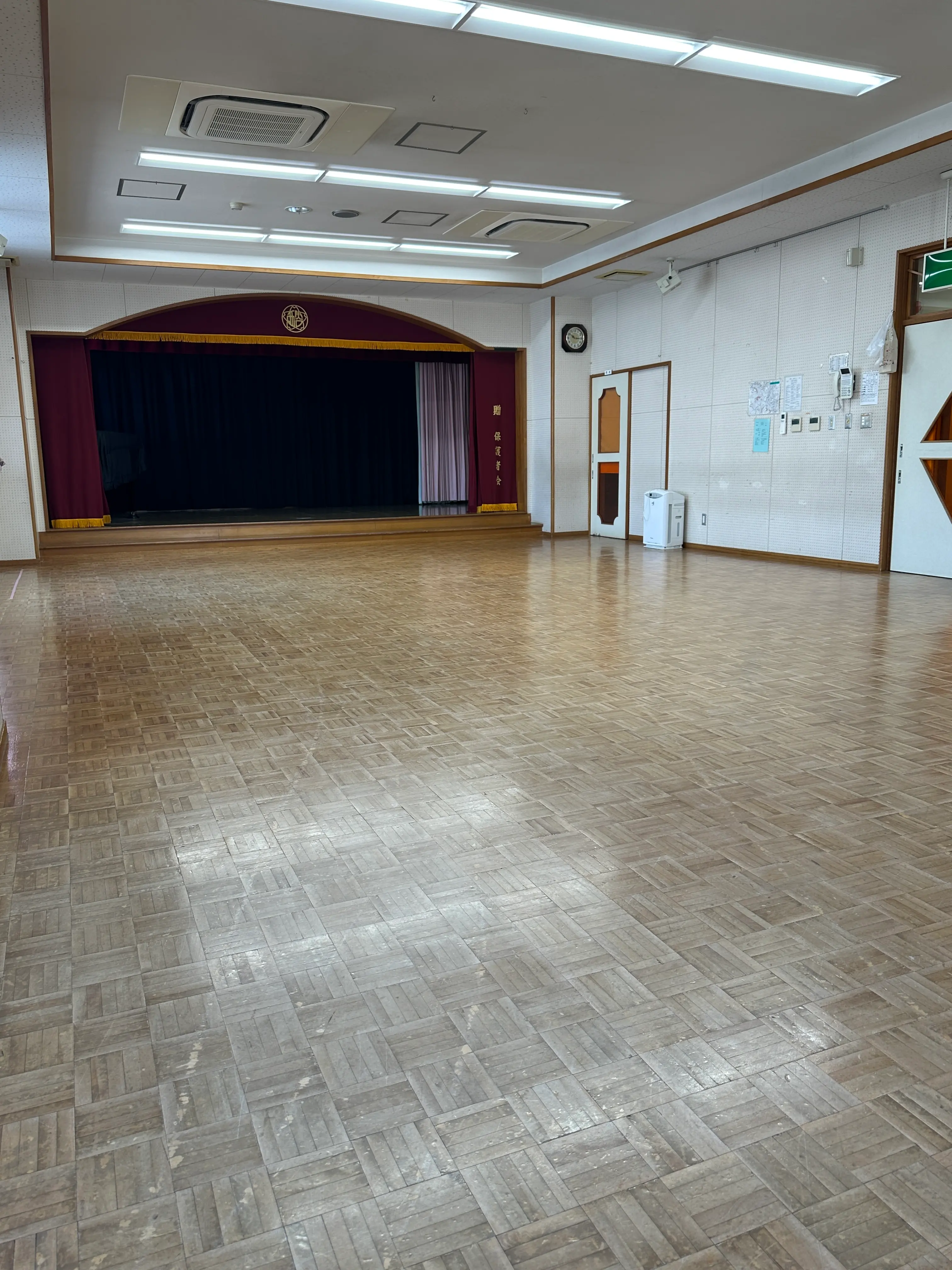 ホール 1